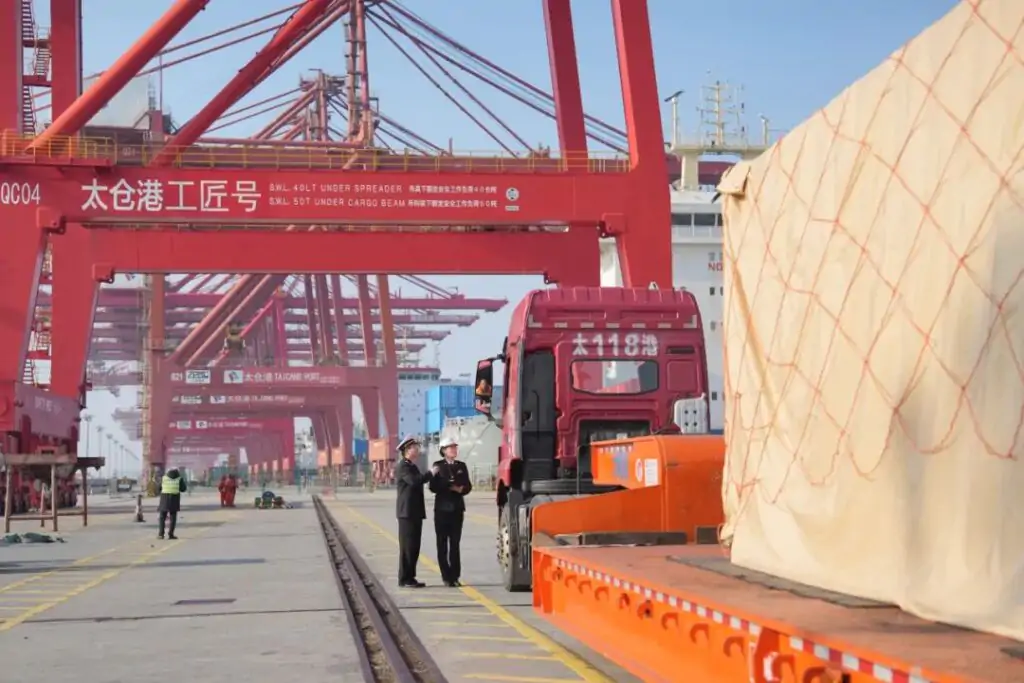 12月26日，南京海关所属太仓海关关员对采用“联动接卸”监管模式进口的货物开展现场监管